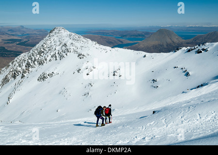 Zwei Kletterer in Fionn Choire mit Sgurr ein "Bhasteir hinter Cuillin Berge. Isle Of Skye, Schottland. Stockfoto