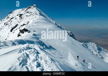 Bruach Na Frith Gipfel mit zwei Kletterer unter Abstieg in Fionn Choire, Cuillin Berge. Isle Of Skye, Schottland. Stockfoto