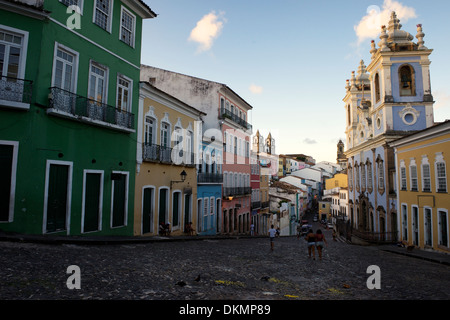 Historische Altstadt Pelourinho Salvador da Bahia Brasilien verfügt über koloniale Bauten und Straßen mit Kopfsteinpflaster Stockfoto