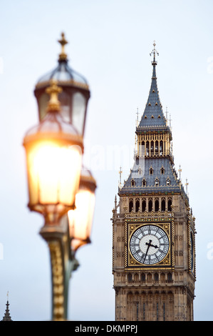 Big Ben Clocktower und Lampenlicht in London Stockfoto