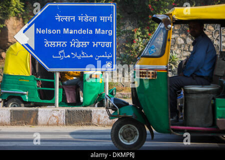 Neu-Delhi, Indien. 7. Dezember 2013.  Auto-Rikschas bewegen auf der Nelson Mandela Marg in New Delhi, der Hauptstadt von Indien, 7. Dezember 2013. Indien-Freitag angekündigt einen fünftägiges Staat Trauer um Respekt vor ehemaligen südafrikanischen Präsidenten und Anti-Apartheid-Ikone Nelson Mandela, die Donnerstag im Alter von 95 Jahren gestorben. Bildnachweis: Xinhua/Alamy Live-Nachrichten Stockfoto