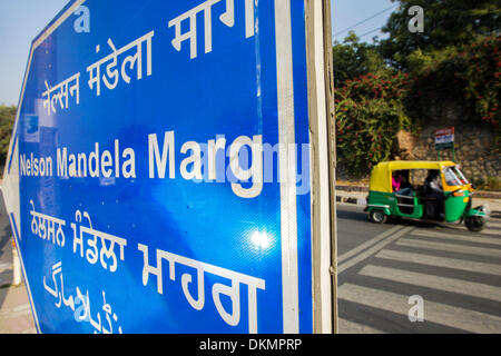 Neu-Delhi, Indien. 7. Dezember 2013.  Auto-Rikschas bewegen auf der Nelson Mandela Marg in New Delhi, der Hauptstadt von Indien, 7. Dezember 2013. Indien-Freitag angekündigt einen fünftägiges Staat Trauer um Respekt vor ehemaligen südafrikanischen Präsidenten und Anti-Apartheid-Ikone Nelson Mandela, die Donnerstag im Alter von 95 Jahren gestorben. Bildnachweis: Xinhua/Alamy Live-Nachrichten Stockfoto