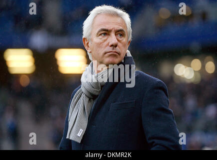 Hamburg, Deutschland. 7. Dezember 2013. Hamburgs Trainer Bert van Marwijk vor dem deutschen Bundesliga-Spiel zwischen dem Hamburger SV und FC Augsburg in Imtech Arena in Hamburg, Deutschland, 7. Dezember 2013. Foto: AXEL HEIMKEN (Achtung: aufgrund der Akkreditierungsrichtlinien die DFL nur erlaubt die Veröffentlichung und Nutzung von bis zu 15 Bilder pro Spiel im Internet und in Online-Medien während des Spiels.) / Dpa/Alamy Live News Stockfoto