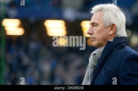 Hamburg, Deutschland. 7. Dezember 2013. Hamburgs Trainer Bert van Marwijk vor dem deutschen Bundesliga-Spiel zwischen dem Hamburger SV und FC Augsburg in Imtech Arena in Hamburg, Deutschland, 7. Dezember 2013. Foto: AXEL HEIMKEN (Achtung: aufgrund der Akkreditierungsrichtlinien die DFL nur erlaubt die Veröffentlichung und Nutzung von bis zu 15 Bilder pro Spiel im Internet und in Online-Medien während des Spiels.) / Dpa/Alamy Live News Stockfoto