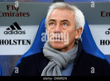 Hamburg, Deutschland. 7. Dezember 2013. Hamburgs Trainer Bert van Marwijk vor dem deutschen Bundesliga-Spiel zwischen dem Hamburger SV und FC Augsburg in Imtech Arena in Hamburg, Deutschland, 7. Dezember 2013. Foto: AXEL HEIMKEN (Achtung: aufgrund der Akkreditierungsrichtlinien die DFL nur erlaubt die Veröffentlichung und Nutzung von bis zu 15 Bilder pro Spiel im Internet und in Online-Medien während des Spiels.) / Dpa/Alamy Live News Stockfoto