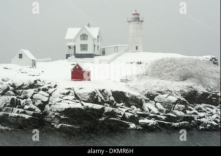 Sofort startbereit (Cape Neddick) Leuchtturm blinkt die rote Lampe bei Schneesturm in Maine. Stockfoto