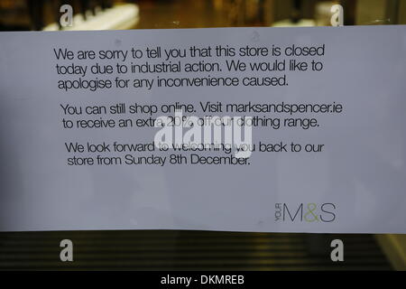 Dublin, Irland. 7. Dezember 2013. Eine Schließung Notiz wird im Fenster des Marks & Spencer Mary Street Store in Dublin gebucht. Mehr als 2000 ging Marks & Spencer Mitarbeiter der Gewerkschaft Mandat auf ihre ersten 3 Streik Tage schließen alle 17 Irish M & S speichert. Der Streik ist über die einseitige Schließung des definierten Rentensystems nutzen von Marks & Spencer im Oktober. Bildnachweis: Michael Debets/Alamy Live-Nachrichten Stockfoto