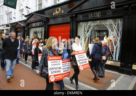 Dublin, Irland. 7. Dezember 2013. Markante Marks & Spencer Streikposten Mitarbeiter den Grafton Street Store in Dublin. Mehr als 2000 ging Marks & Spencer Mitarbeiter der Gewerkschaft Mandat auf ihre ersten 3 Streik Tage schließen alle 17 Irish M & S speichert. Der Streik ist über die einseitige Schließung des definierten Rentensystems nutzen von Marks & Spencer im Oktober. Bildnachweis: Michael Debets/Alamy Live-Nachrichten Stockfoto