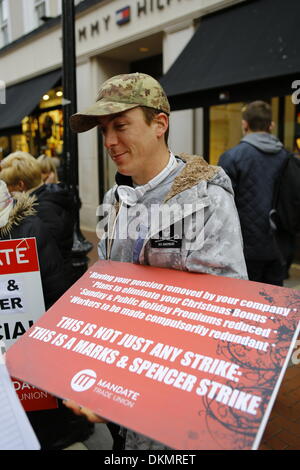 Dublin, Irland. 7. Dezember 2013. Eine markante Marks & Spencer Angestellter abgebildet ist außerhalb der Grafton Street Store in Dublin. Mehr als 2000 ging Marks & Spencer Mitarbeiter der Gewerkschaft Mandat auf ihre ersten 3 Streik Tage schließen alle 17 Irish M & S speichert. Der Streik ist über die einseitige Schließung des definierten Rentensystems nutzen von Marks & Spencer im Oktober. Bildnachweis: Michael Debets/Alamy Live-Nachrichten Stockfoto