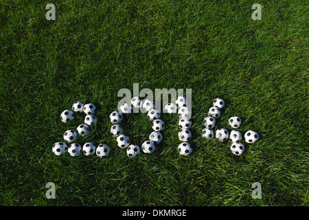 Nachricht für 2014, die mit kleinen Fußball Fußbälle auf dem grünen Rasen Stockfoto