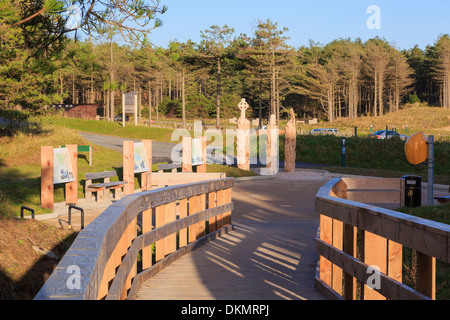 Neue Promenade führt zum Info-Tafeln und Parkplatz in Newborough Wald, Isle of Anglesey, North Wales, UK, Großbritannien Stockfoto