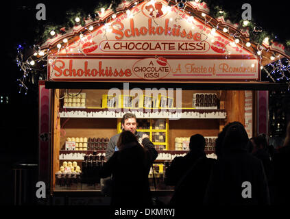 London, England, Vereinigtes Königreich. 6. Dezember 2013. Das jährliche winterfest am Südufer beinhaltet einen deutschen Stil Weihnachtsmarkt mit traditionellen Geschenke, Essen und trinken. Täglich geöffnet bis zum 24. Dezember. Bildnachweis: Julia Gavin/Alamy Live-Nachrichten Stockfoto