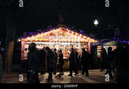 London, England, Vereinigtes Königreich. 6. Dezember 2013. Das Winter-Festival auf der South Bank beinhaltet einen deutschen Stil Weihnachtsmarkt mit traditionellen Geschenke, Essen und trinken. Das Lebkuchenhaus, hier zu sehen. Täglich geöffnet bis zum 24. Dezember. Bildnachweis: Julia Gavin/Alamy Live-Nachrichten Stockfoto