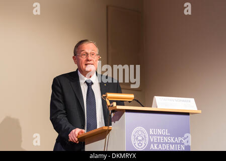 Stockholm, Schweden. 7. Dezember 2013. Staffan ein, ständiger Sekretär der Königlich Schwedischen Akademie der Wissenschaften, hält die Pressekonferenz der Sieger von Nobelpreis für Wirtschaftswissenschaften, Chemie und Physik in Stockholm, Schweden, 7. Dezember 2013. Bildnachweis: Shi Tiansheng/Xinhua/Alamy Live-Nachrichten Stockfoto