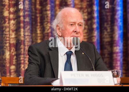 Stockholm, Schweden. 7. Dezember 2013. Preisträger des 2013 den Nobelpreis für Physik Peter Higgs Sttends der Pressekonferenz der Sieger von Nobelpreis für Wirtschaftswissenschaften, Chemie und Physik in Stockholm, Schweden, 7. Dezember 2013. Bildnachweis: Shi Tiansheng/Xinhua/Alamy Live-Nachrichten Stockfoto