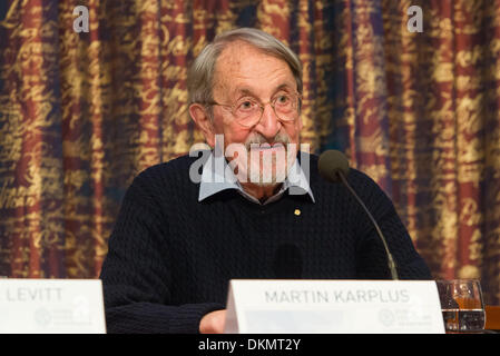 Stockholm, Schweden. 7. Dezember 2013. Preisträger des 2013 den Nobelpreis für Chemie Martin Karplus Sttends der Pressekonferenz der Sieger von Nobelpreis für Wirtschaftswissenschaften, Chemie und Physik in Stockholm, Schweden, 7. Dezember 2013. Bildnachweis: Shi Tiansheng/Xinhua/Alamy Live-Nachrichten Stockfoto