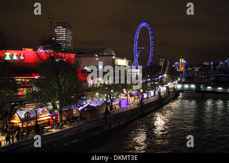 London, England, Vereinigtes Königreich. 6. Dezember 2013. Das Winter-Wunderland jährliche Festival am Südufer beinhaltet einen deutschen Stil Weihnachtsmarkt mit traditionellen Geschenke, Essen und trinken. Täglich geöffnet bis zum 24. Dezember. Bildnachweis: Julia Gavin/Alamy Live-Nachrichten Stockfoto