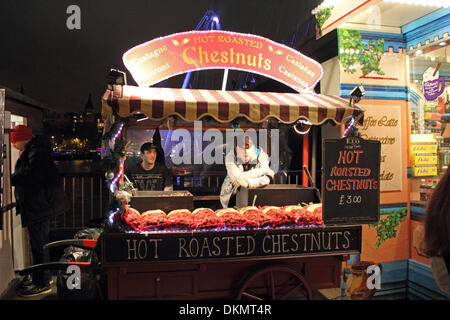 London, England, Vereinigtes Königreich. 6. Dezember 2013. Das Winter-Festival auf der South Bank beinhaltet einen deutschen Stil Weihnachtsmarkt mit traditionellen Geschenke, Essen und trinken einschließlich der Stall zu verkaufen heiße Maroni. Täglich geöffnet bis zum 24. Dezember. Bildnachweis: Julia Gavin/Alamy Live-Nachrichten Stockfoto