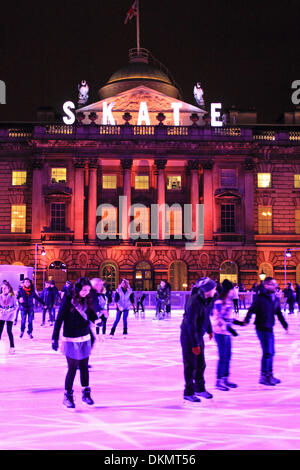 London, England, Vereinigtes Königreich. 6. Dezember 2013. Genießen einen Abend am Somerset House Eisbahn auf dem Strang Skater. Täglich geöffnet für die Öffentlichkeit bis 5. Januar 2014. Bildnachweis: Julia Gavin/Alamy Live-Nachrichten Stockfoto