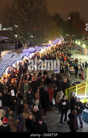 London, England, Vereinigtes Königreich. 6. Dezember 2013. Das Winter-Wunderland jährliche Festival am Südufer beinhaltet einen deutschen Stil Weihnachtsmarkt mit traditionellen Geschenke, Essen und trinken. Täglich geöffnet bis zum 24. Dezember. Bildnachweis: Julia Gavin/Alamy Live-Nachrichten Stockfoto