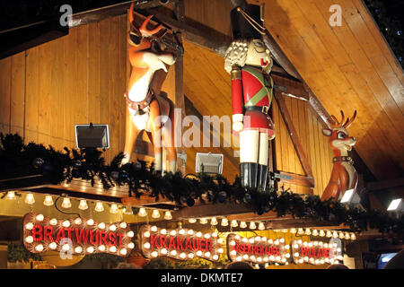 London, England, Vereinigtes Königreich. 6. Dezember 2013. Das Winter-Festival auf der South Bank beinhaltet einen deutschen Stil Weihnachtsmarkt mit traditionellen Geschenke, Essen und trinken. Dies ist die deutsche Wurst-Bude verkauft eine Vielzahl von traditionellen Würstchen und Bier. Täglich geöffnet bis zum 24. Dezember. Bildnachweis: Julia Gavin/Alamy Live-Nachrichten Stockfoto