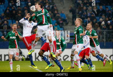 Hamburg, Deutschland. 7. Dezember 2013. Augsburger Paul Verhaegh (C) lenkt eine Ecke mit dem Kopf in der deutschen Bundesliga-Spiel zwischen dem Hamburger SV und FC Augsburg in Imtech Arena in Hamburg, Deutschland, 7. Dezember 2013. Foto: AXEL HEIMKEN (Achtung: aufgrund der Akkreditierungsrichtlinien die DFL nur erlaubt die Veröffentlichung und Nutzung von bis zu 15 Bilder pro Spiel im Internet und in Online-Medien während des Spiels.) / Dpa/Alamy Live News Stockfoto