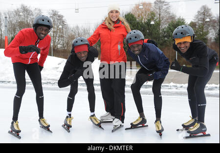 München, Deutschland. 7. Dezember 2013. Olympische Eisschnelllauf gold Medalist Anni Friesinger-Postma posiert mit Kenias Amos (L-R), Isaac, Samy Und Leonard bei der Speed-Skating Rink in München, 7. Dezember 2013. Sie bereiten sich auf den 100km-Speed-Skating-Marathon Ende Januar 2014 unter dem Motto "Real Cool Runnings. Aus Kenia auf der Ice "die jungen Männer aus Eldoret sind eigentlich Leichtathletik Sportler und war noch nie auf dem Eis vor. Das Projekt kann auf TV-Sender VOX verfolgt werden jeden Dienstag um 20:15 Foto: ANDREAS GEBERT/Dpa/Alamy Live News Stockfoto