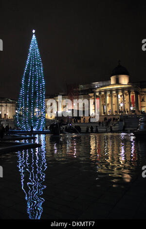 London, England, Vereinigtes Königreich. 6. Dezember 2013. Der Countdown bis Weihnachten mit dem traditionellen Baum begabt aus Norwegen in festliche Lichter auf dem Trafalgar Square vor der Nationalgalerie abgedeckt. Bildnachweis: Julia Gavin/Alamy Live-Nachrichten Stockfoto