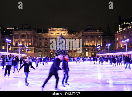 London, England, Vereinigtes Königreich. 6. Dezember 2013. Genießen einen Abend am Somerset House Eisbahn auf dem Strang Skater. Täglich geöffnet für die Öffentlichkeit bis 5. Januar 2014. Bildnachweis: Julia Gavin/Alamy Live-Nachrichten Stockfoto