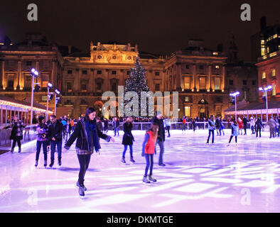 London, England, Vereinigtes Königreich. 6. Dezember 2013. Genießen einen Abend am Somerset House Eisbahn auf dem Strang Skater. Täglich geöffnet für die Öffentlichkeit bis 5. Januar 2014. Bildnachweis: Julia Gavin/Alamy Live-Nachrichten Stockfoto