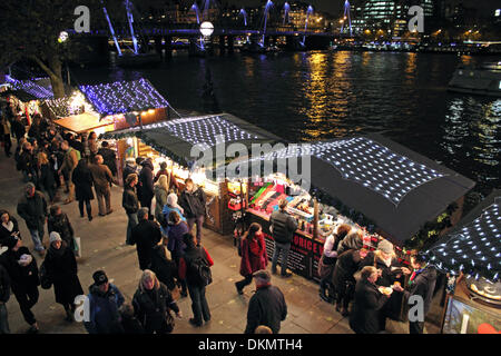 London, England, Vereinigtes Königreich. 6. Dezember 2013. Das Winter-Wunderland jährliche Festival am Südufer beinhaltet einen deutschen Stil Weihnachtsmarkt mit traditionellen Geschenke, Essen und trinken. Täglich geöffnet bis zum 24. Dezember. Bildnachweis: Julia Gavin/Alamy Live-Nachrichten Stockfoto