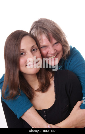 Mutter umarmt ihre hübsche Tochter Stockfoto