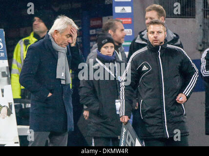 Hamburg, Deutschland. 7. Dezember 2013. Hamburgs Trainer Bert van Marwijk reagiert nach dem deutschen Bundesliga-Spiel zwischen dem Hamburger SV und FC Augsburg in Imtech Arena in Hamburg, Deutschland, 7. Dezember 2013. Foto: AXEL HEIMKEN (Achtung: aufgrund der Akkreditierungsrichtlinien die DFL nur erlaubt die Veröffentlichung und Nutzung von bis zu 15 Bilder pro Spiel im Internet und in Online-Medien während des Spiels.) / Dpa/Alamy Live News Stockfoto