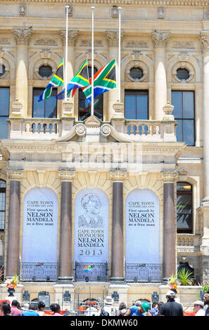 CAPE TOWN, SOUTH AFRICA - Samstag, 7. Dezember 2013, South African kennzeichnet Fly Half Mast auf der Cape Town City Hall als Menschen sammeln und zahlen die letzte Ehre in einer Zeit der nationalen Trauer über den Tod des ersten demokratisch gewählten Präsidenten, Nelson Mandela, vor dem Rathaus von Cape Town.  Bildnachweis: Roger Sedres/Alamy Live-Nachrichten Stockfoto