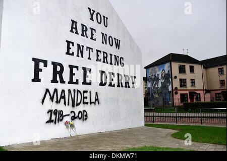 Londonderry, Nordirland - 7. Dezember 2013 - Hommage an freie Derry Ecke, Bogside, nach dem Tod von Nelson Mandela am 5. Dezember. Bildnachweis: George Sweeney/Alamy Live-Nachrichten Stockfoto