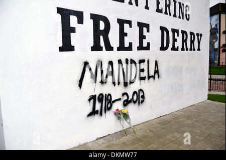 Londonderry, Nordirland - 7. Dezember 2013 - Hommage an freie Derry Ecke, Bogside, nach dem Tod von Nelson Mandela am 5. Dezember. Bildnachweis: George Sweeney/Alamy Live-Nachrichten Stockfoto