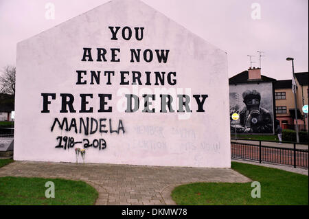 Londonderry, Nordirland - 7. Dezember 2013 - Hommage an freie Derry Ecke, Bogside, nach dem Tod von Nelson Mandela am 5. Dezember. Bildnachweis: George Sweeney/Alamy Live-Nachrichten Stockfoto