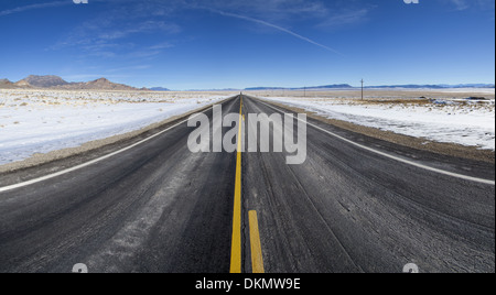 ein gerade geöffneten Abschnitt der Autobahn 6 Straße in Nevada erstreckt sich auf den fernen Horizont im winter Stockfoto