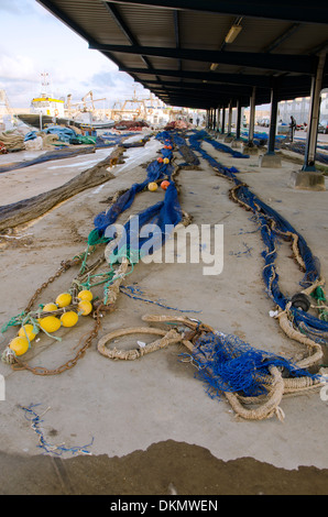 Nylon-Netzstrümpfe auf dem Pier im Hafen von Fuengirola, Costa Del Sol, Spanien ausgebreitet. Stockfoto