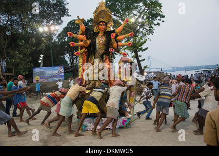 Vijaya Dashami Tag-Göttin Durga eintauchen in Babughat-Kolkata durch physische Anheben der Nummern. Stockfoto