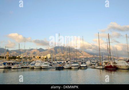 Der Hafen von Fuengirola mit kleinen Yachten und den Bergen von Mijas im Hintergrund, Costa Del Sol, Spanien. Stockfoto