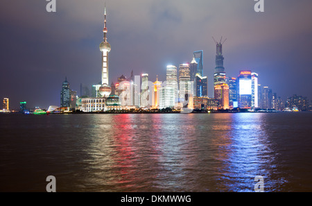 Nachtansicht auf Pudong-Skyline gesehen aus dem Bund in Shanghai, China Stockfoto