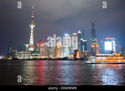 Nachtansicht auf Pudong-Skyline gesehen aus dem Bund in Shanghai, China Stockfoto