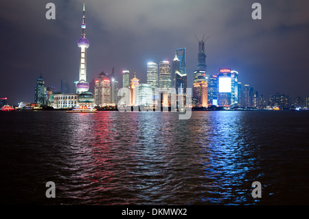 Nachtansicht auf Pudong-Skyline gesehen aus dem Bund in Shanghai, China Stockfoto