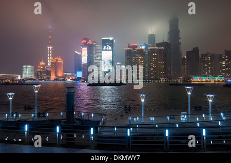 Nachtansicht auf Pudong-Skyline gesehen aus dem Bund in Shanghai, China Stockfoto