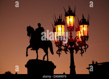 König Johann Statue mit Street light vor der Semperoper, Semperoper, Dresden, Sachsen, Deutschland Stockfoto