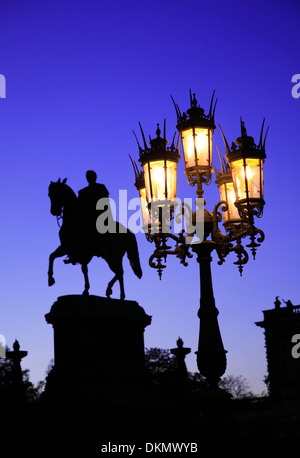 König Johann Statue mit Street light vor der Semperoper, Semperoper, Dresden, Sachsen, Deutschland Stockfoto