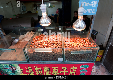 gebratene Kastanien zum Verkauf auf der Straße in Shanghai, China Stockfoto