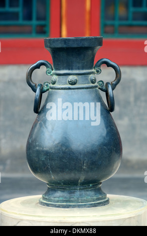 Bronze antiken Container im Beihai-Park in Peking. Stockfoto