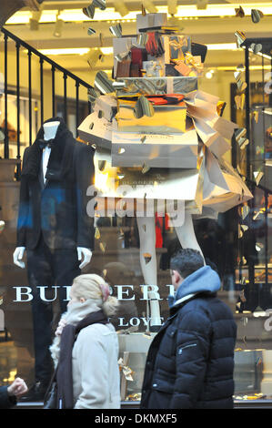 Regent Street, London, UK. 7. Dezember 2013. Burberry Store in der Regent Street hat ein Weihnachtsthema vorhanden. Bildnachweis: Matthew Chattle/Alamy Live-Nachrichten Stockfoto